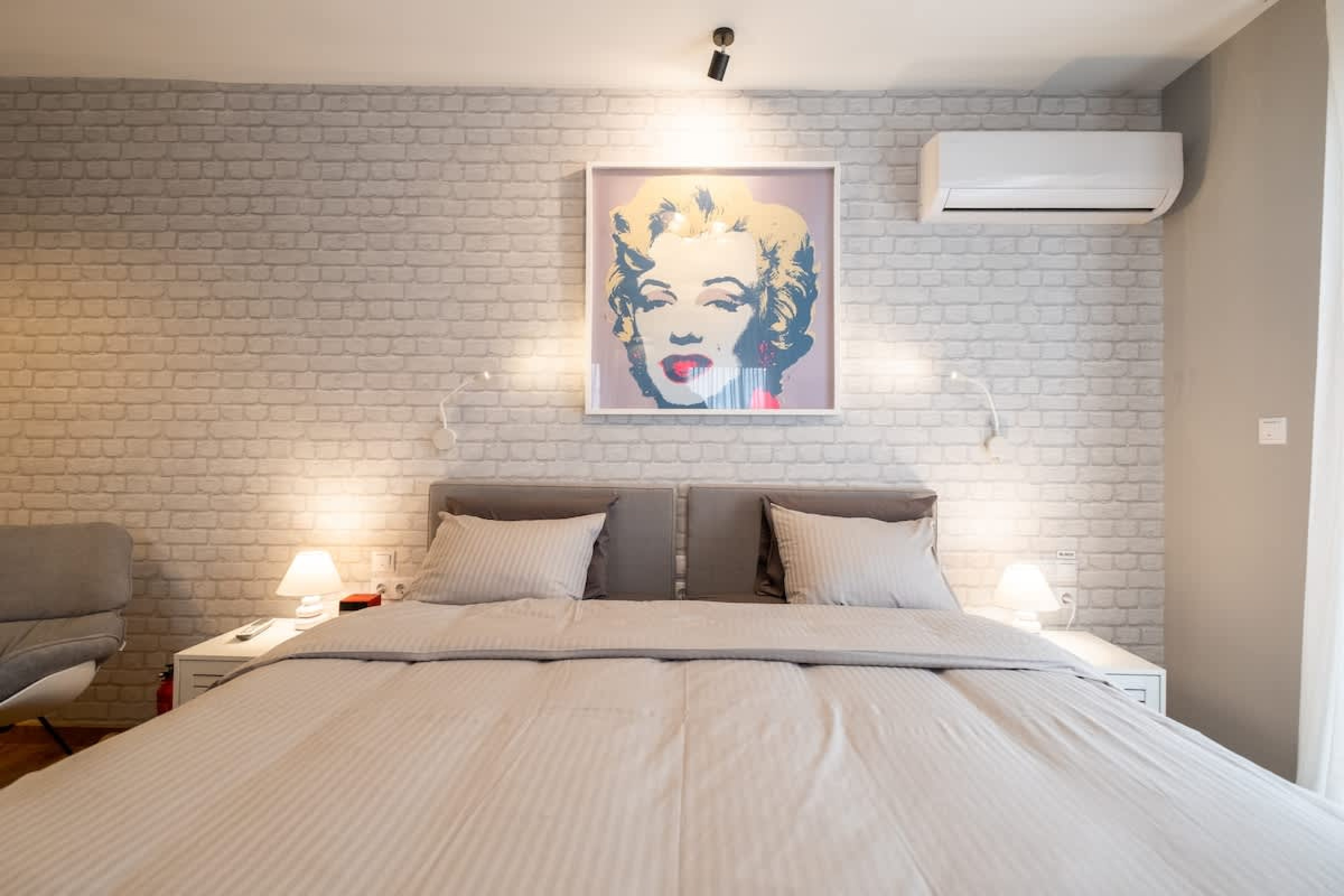 High-end Designer 2BR Aprt + Lift&amp;Balconies - Photo 33