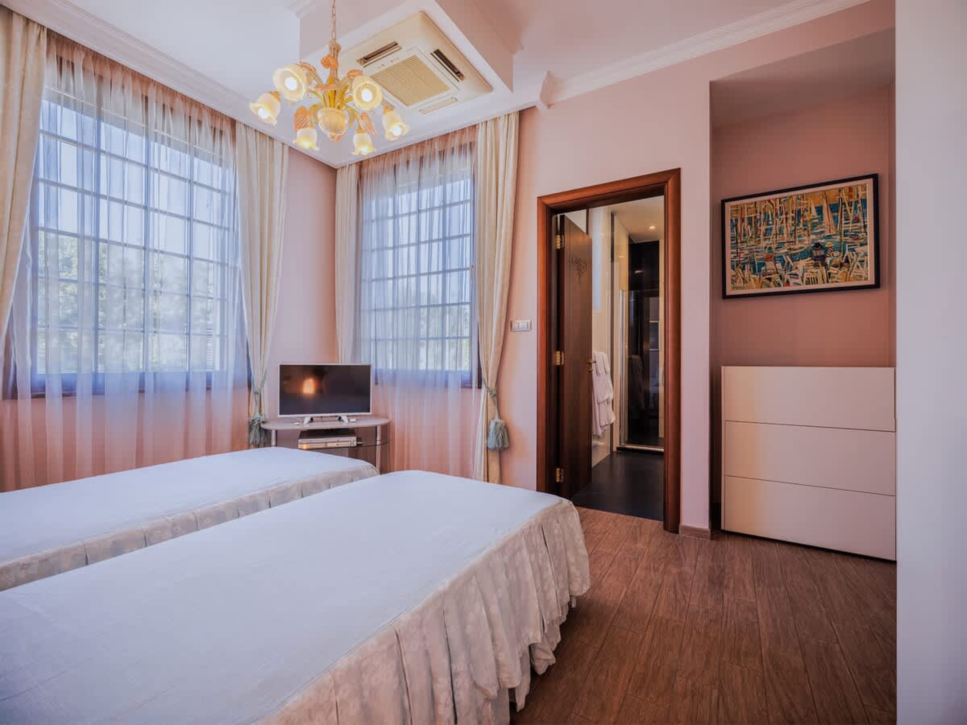 Scoutaround White Logo