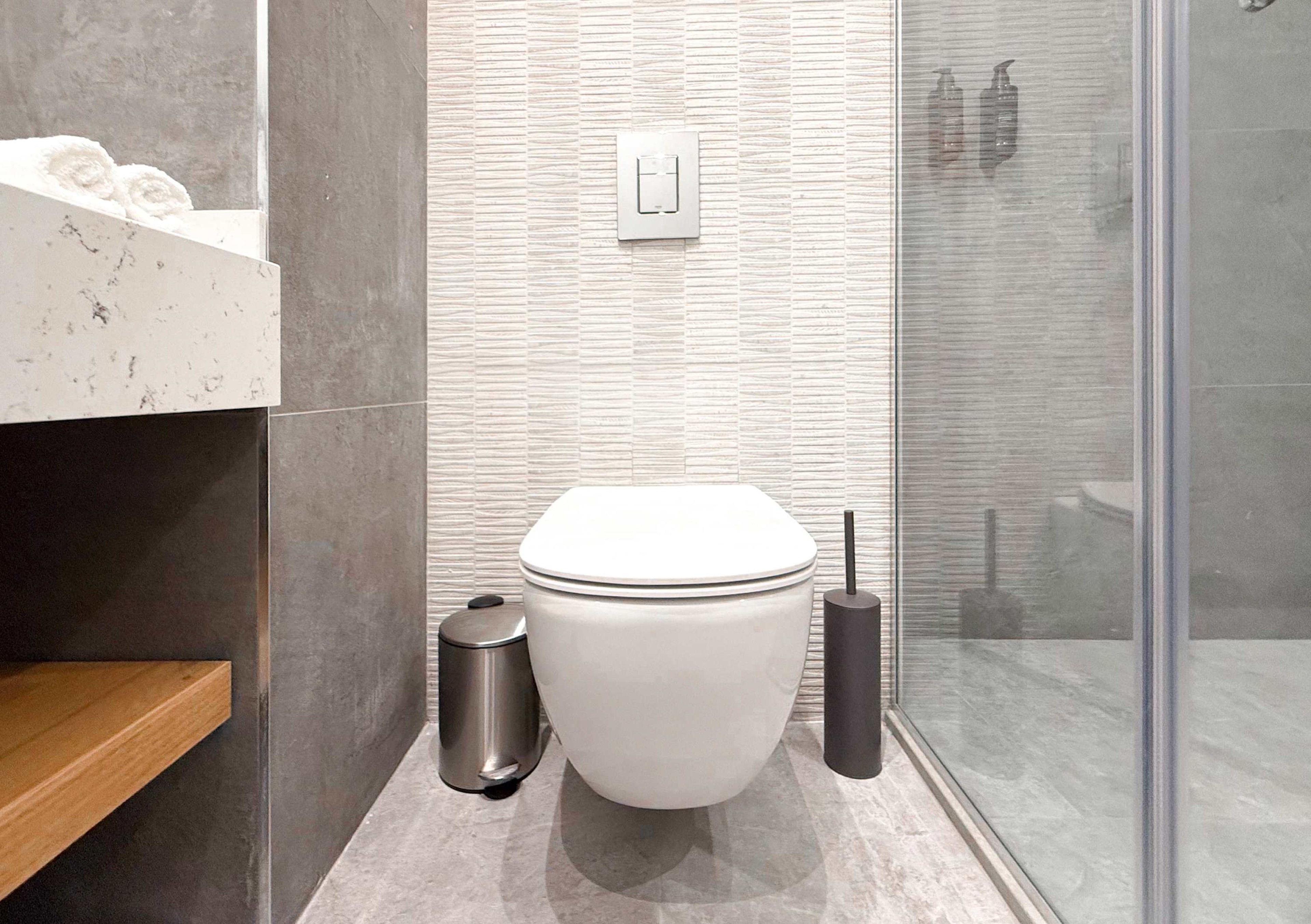 Hayashi Hotel – Deluxe Apartments w/ Breakfast - Photo 10