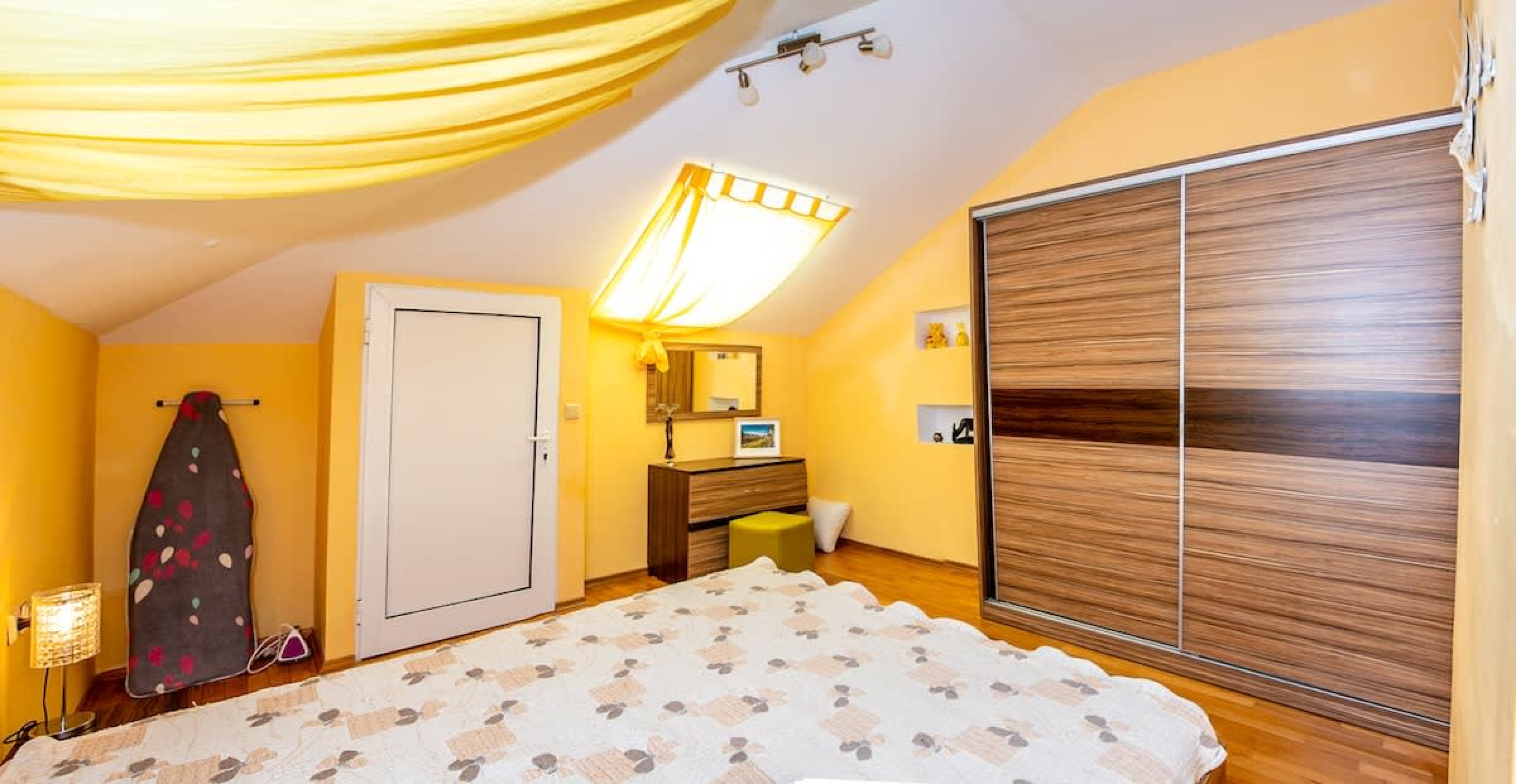 Spacious &amp; Sunny Maisonette w/ Terrace near Centre - Photo 27