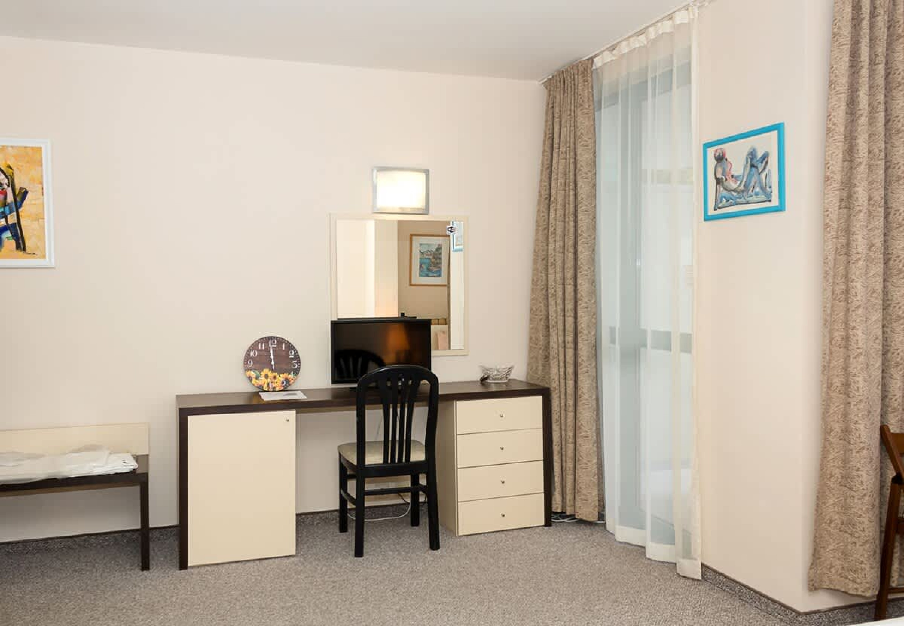 Sunny Studio in Hotel Berlin, Steps from the Beach - Photo 9