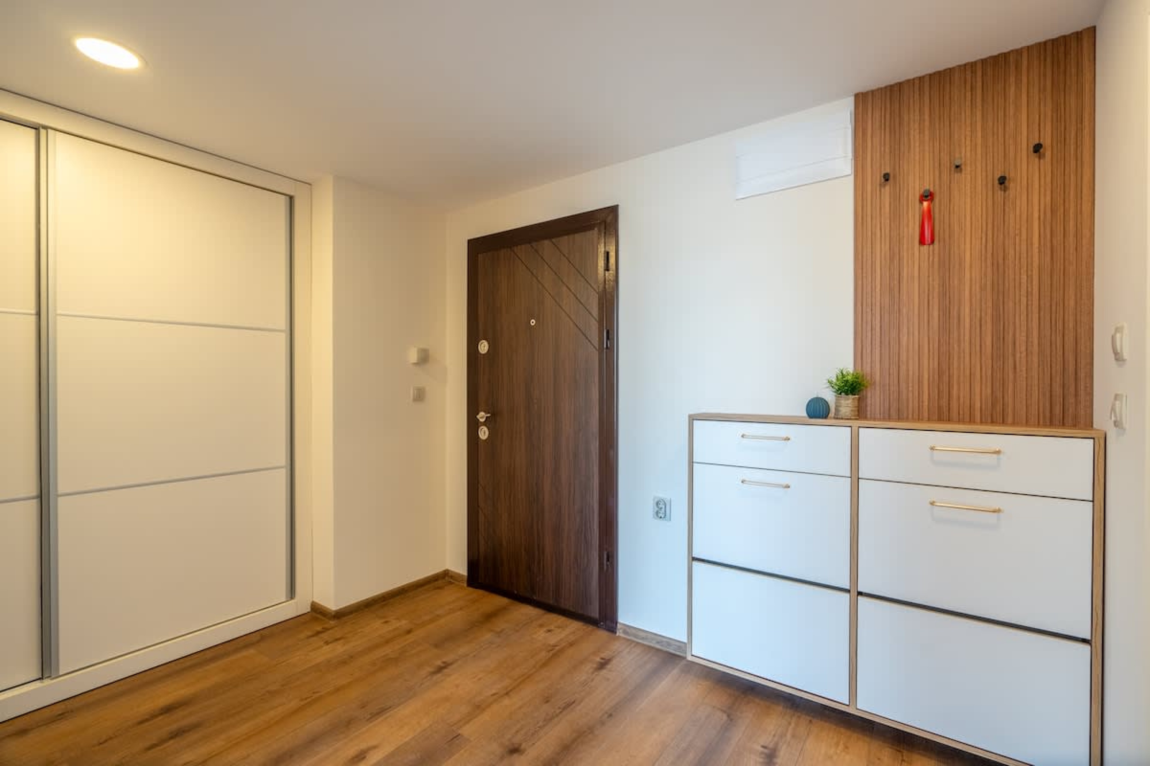 Scoutaround White Logo