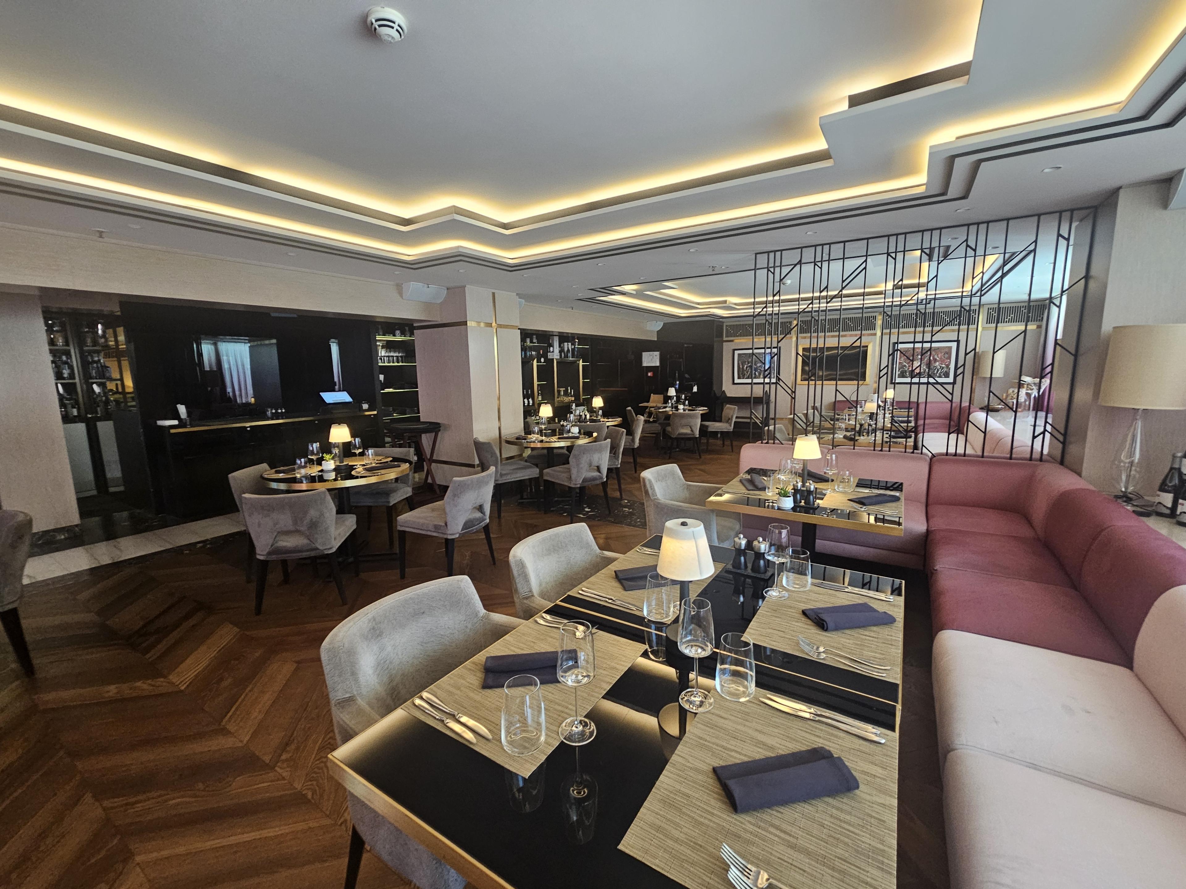 Main customer / seating area