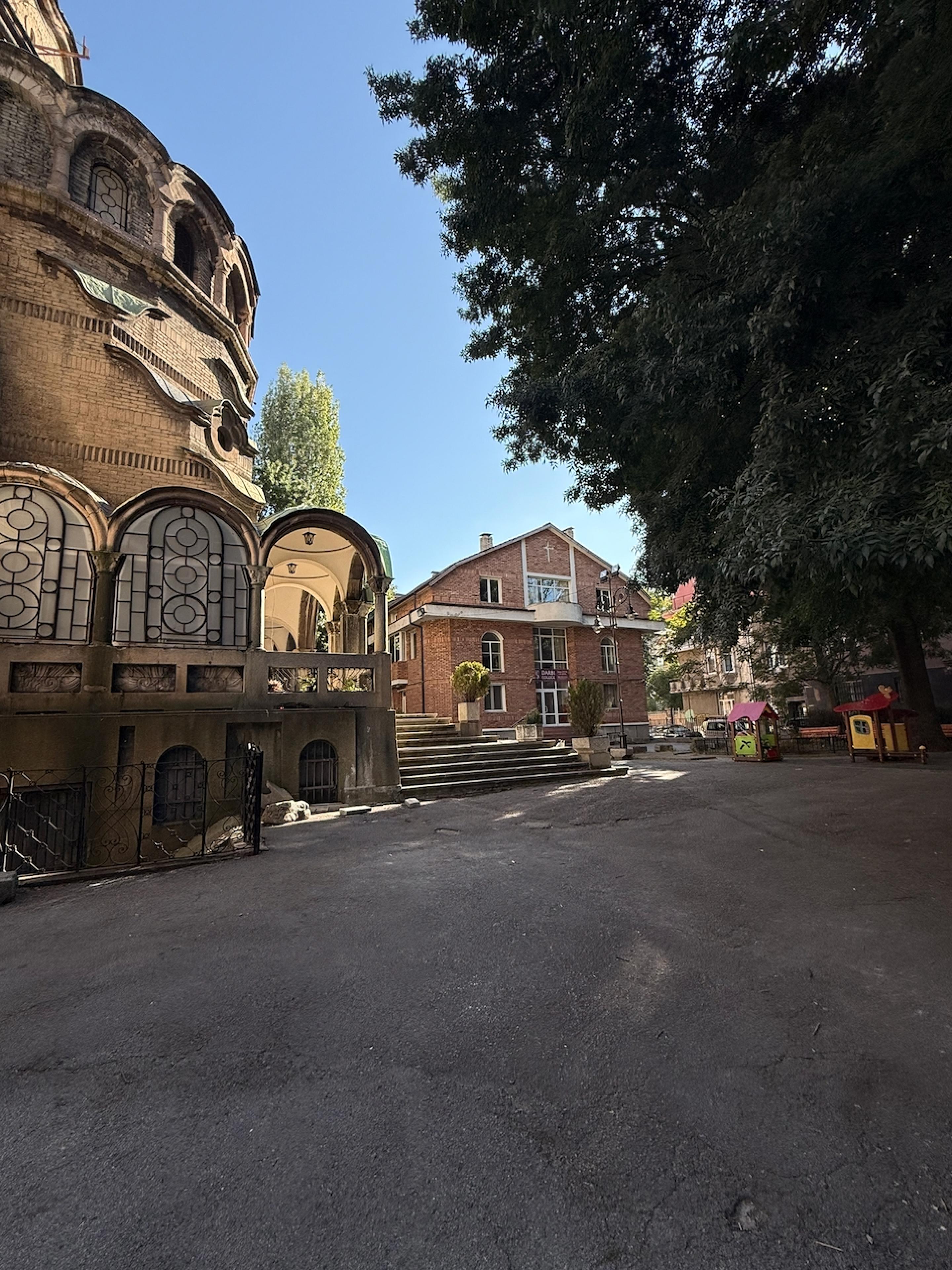 Courtyard / grounds 1