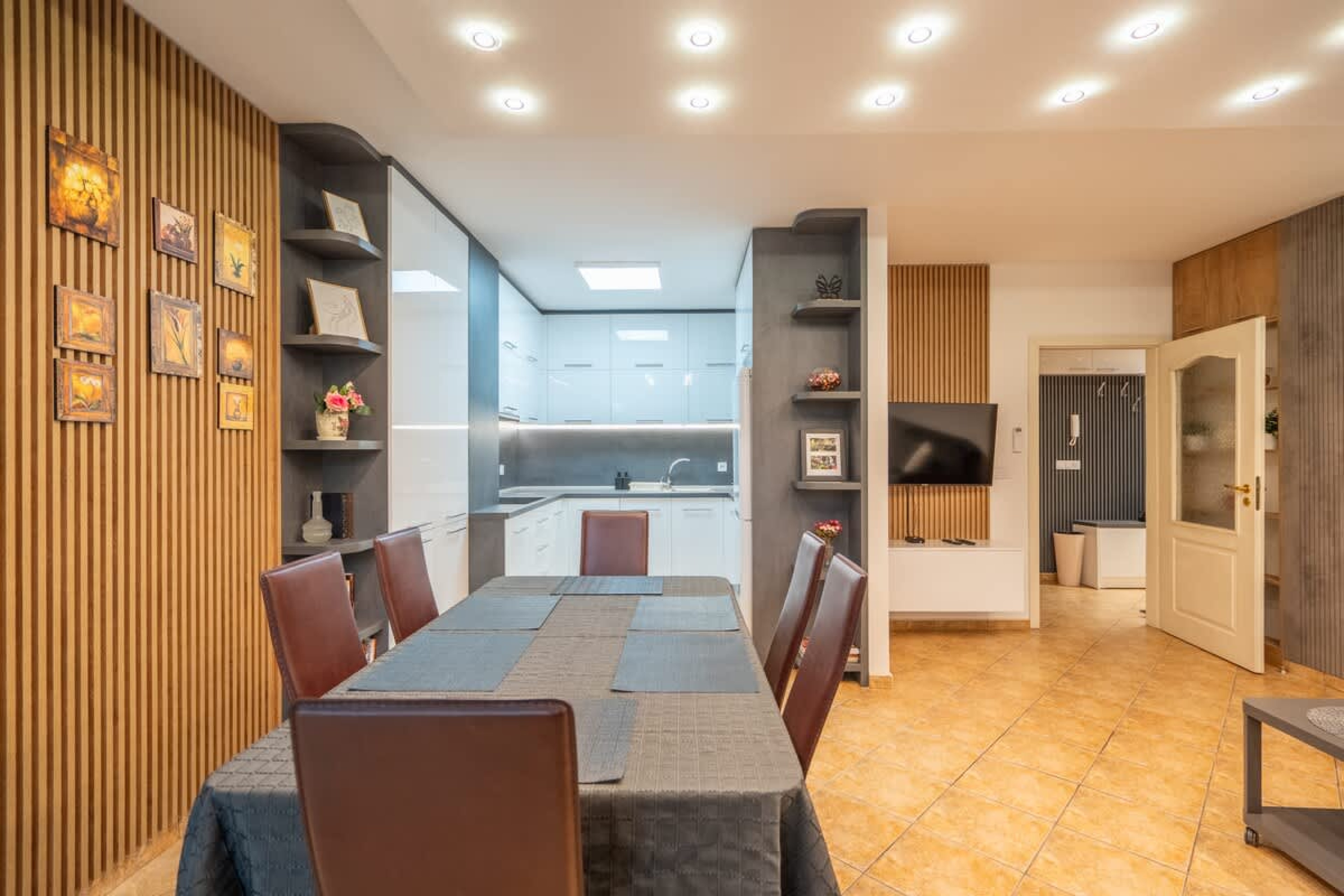 Scoutaround White Logo