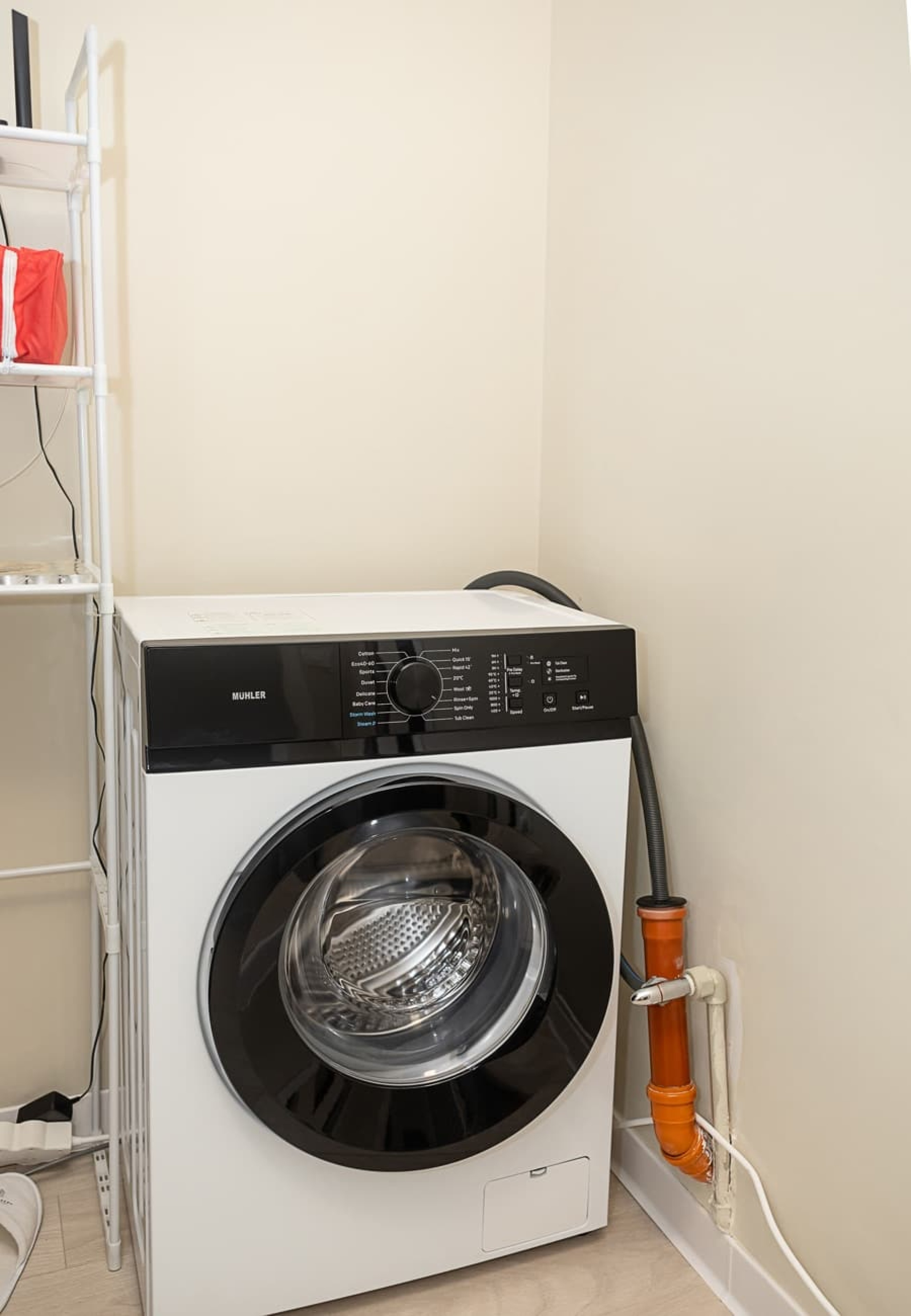 Bright One-Bedroom Flat with Balcony | Quiet Area - Photo 15