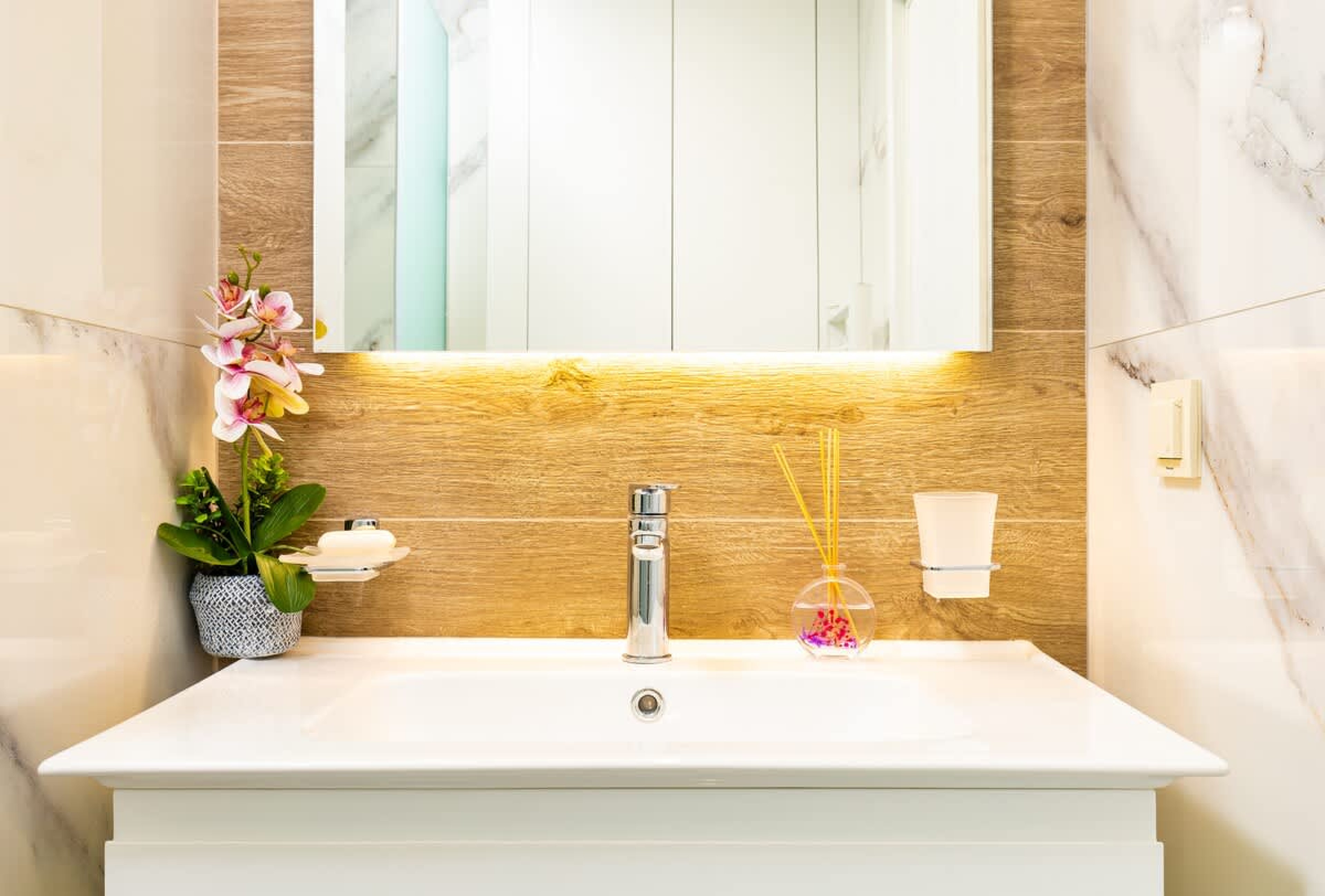 Scoutaround White Logo