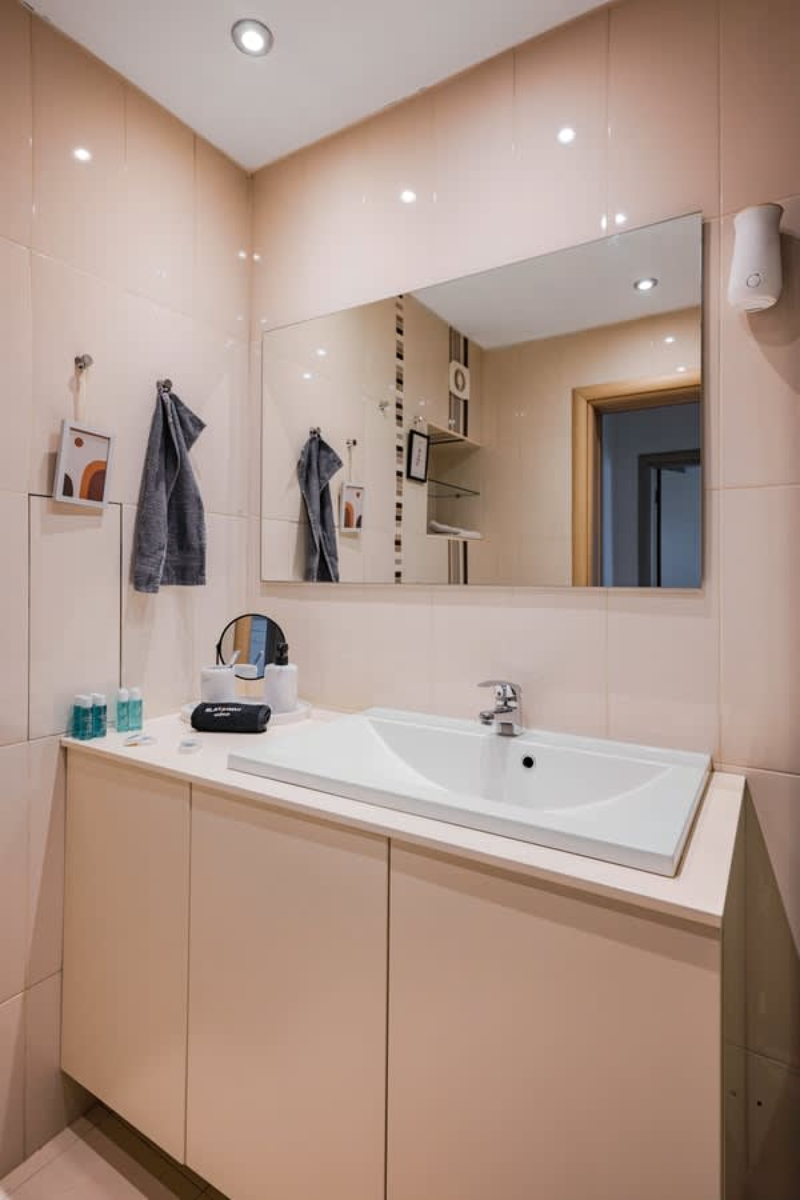 Scoutaround White Logo