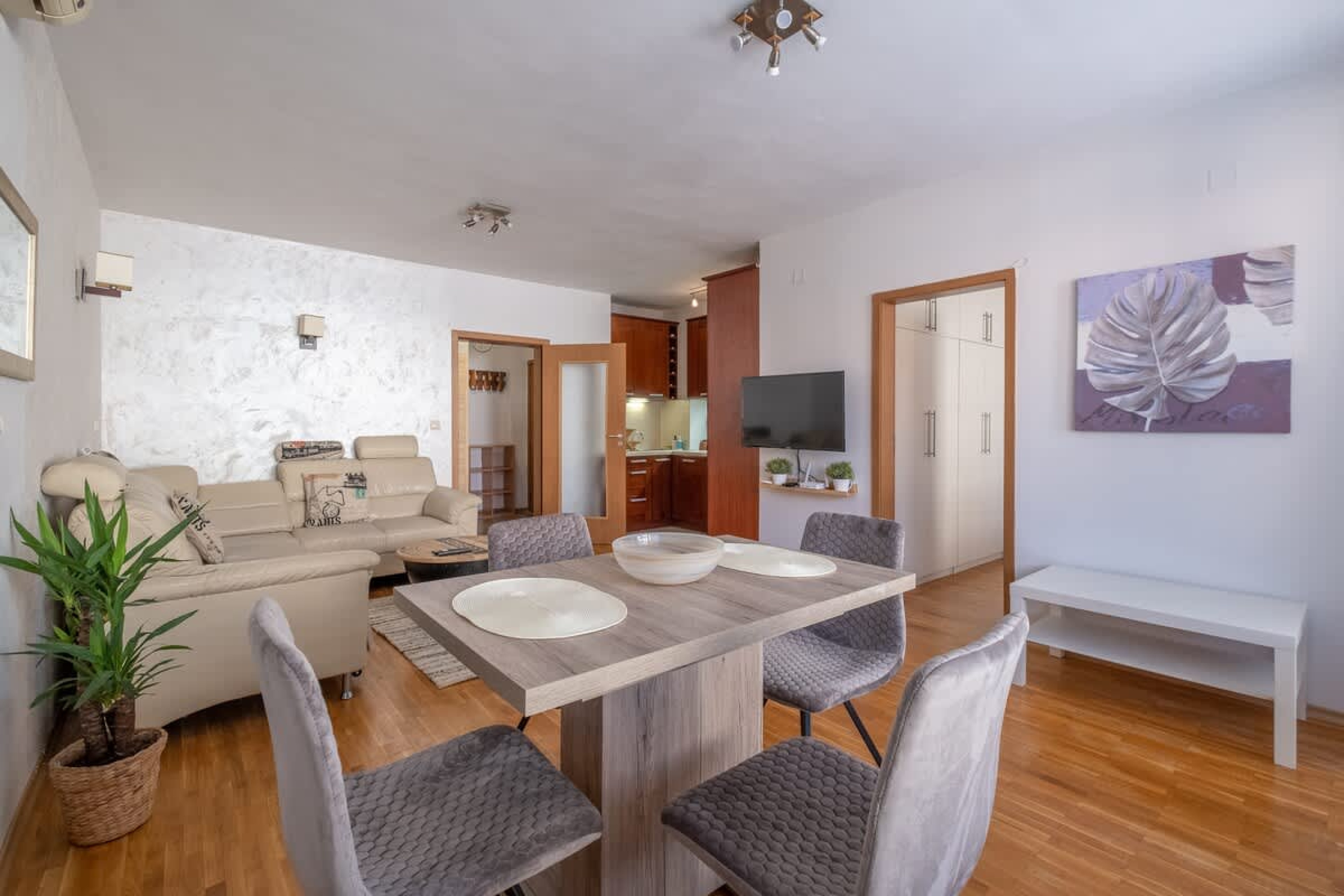 Spacious 1 bedroom apartment in a lively center - Cover Photo