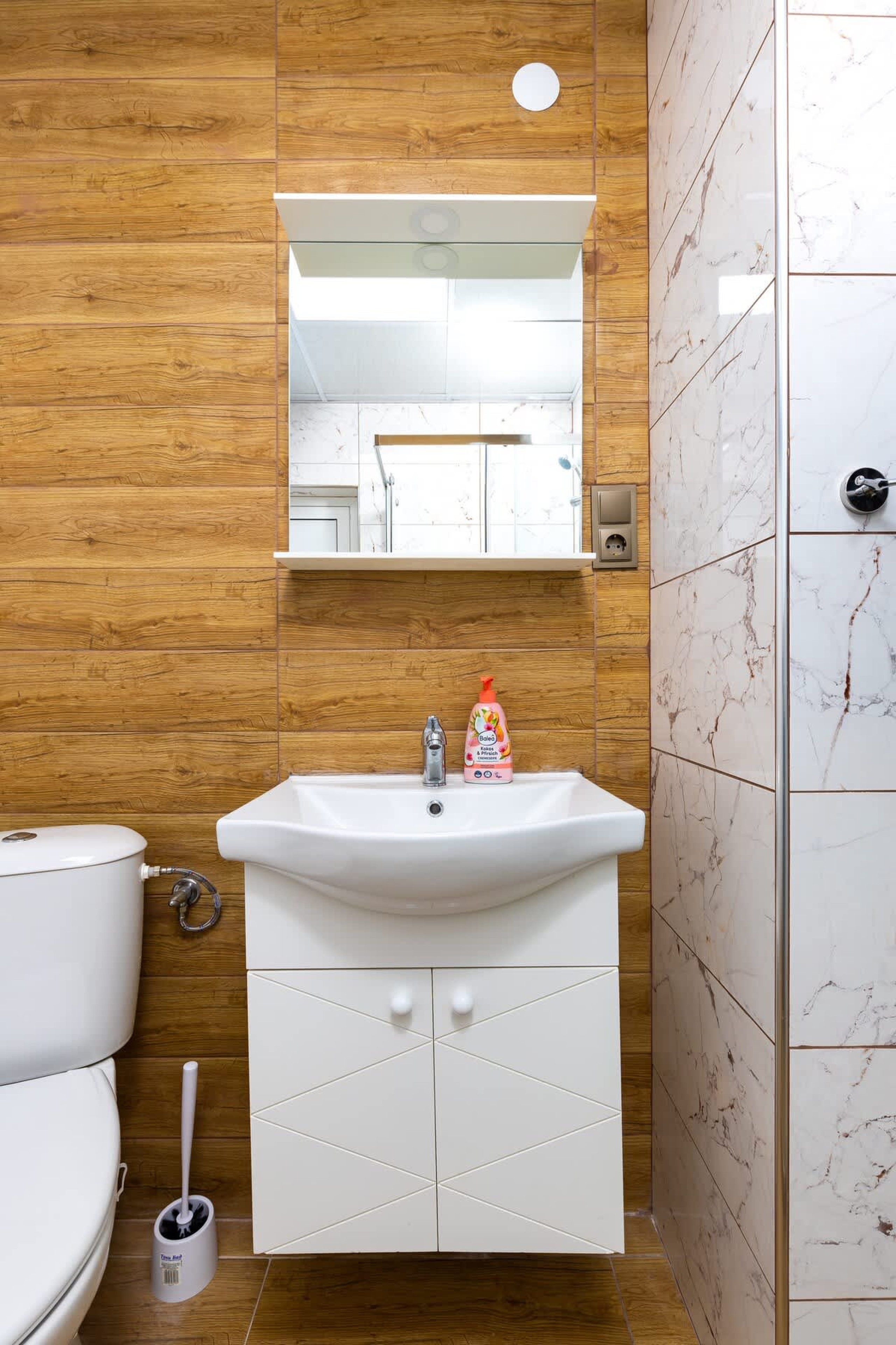 Bright and Cozy Apartment Next to a City Park - Photo 10