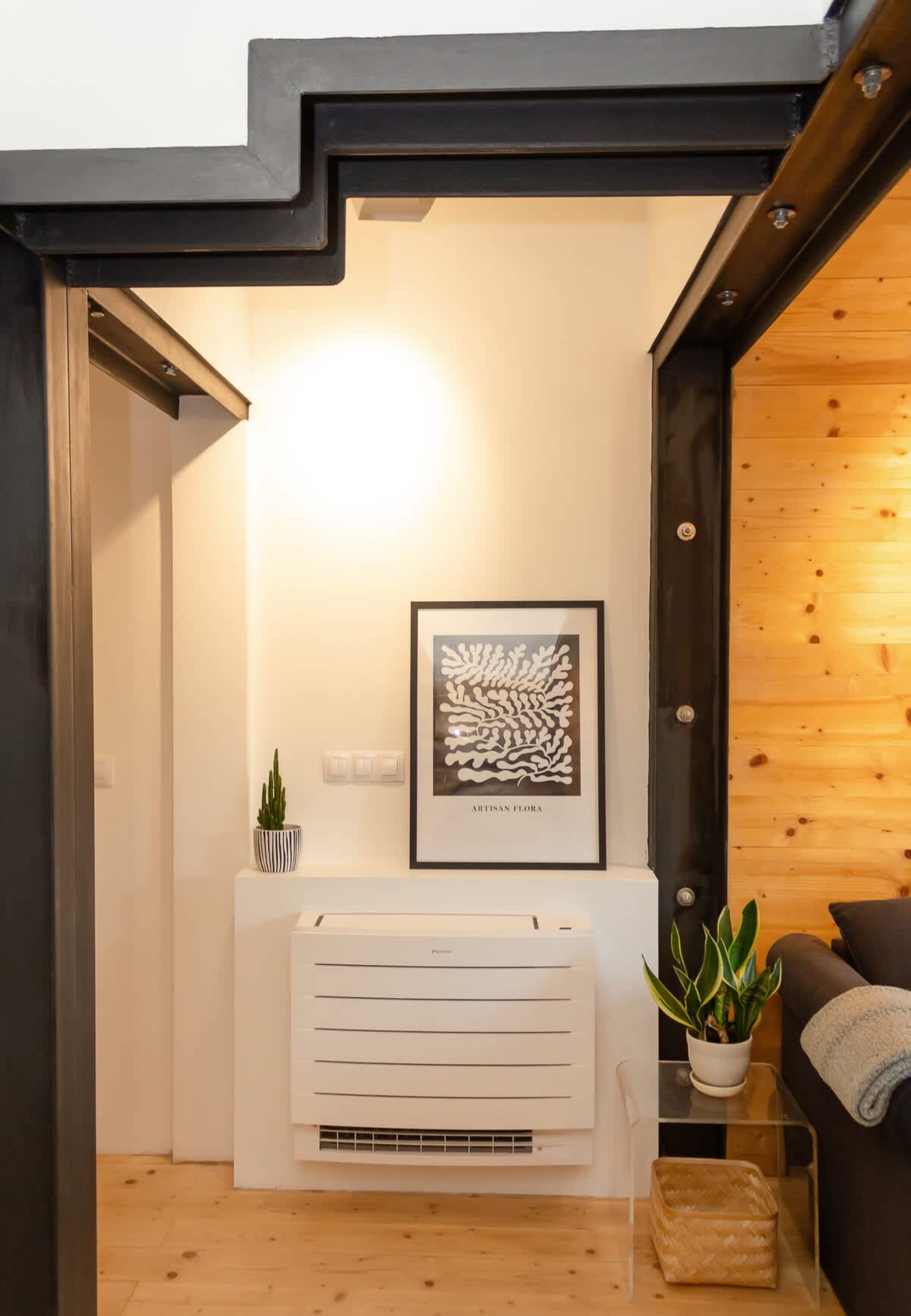 Bright &amp; Spacious Apartment with a Charming Balcon - Photo 10