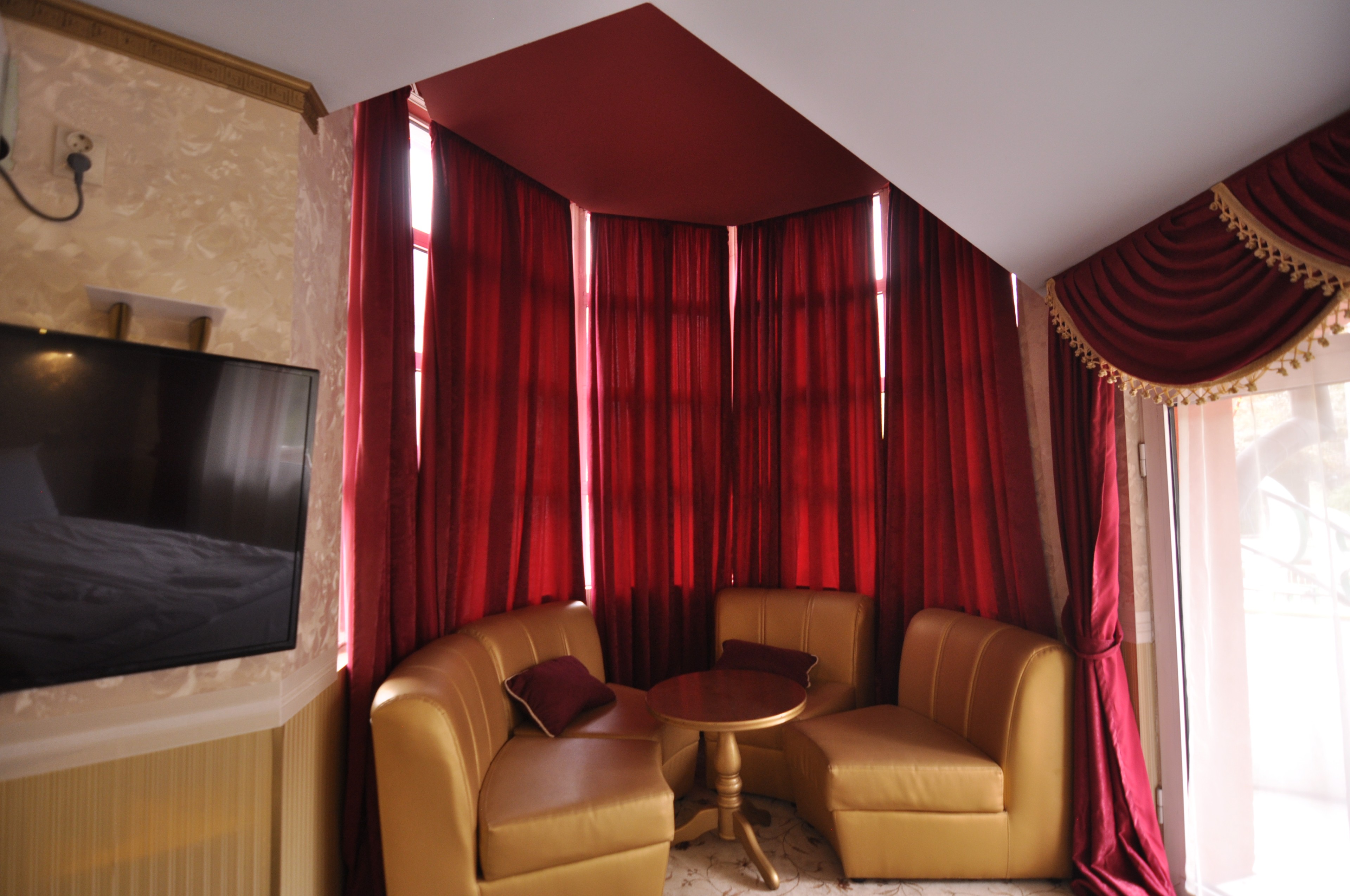 Scoutaround White Logo