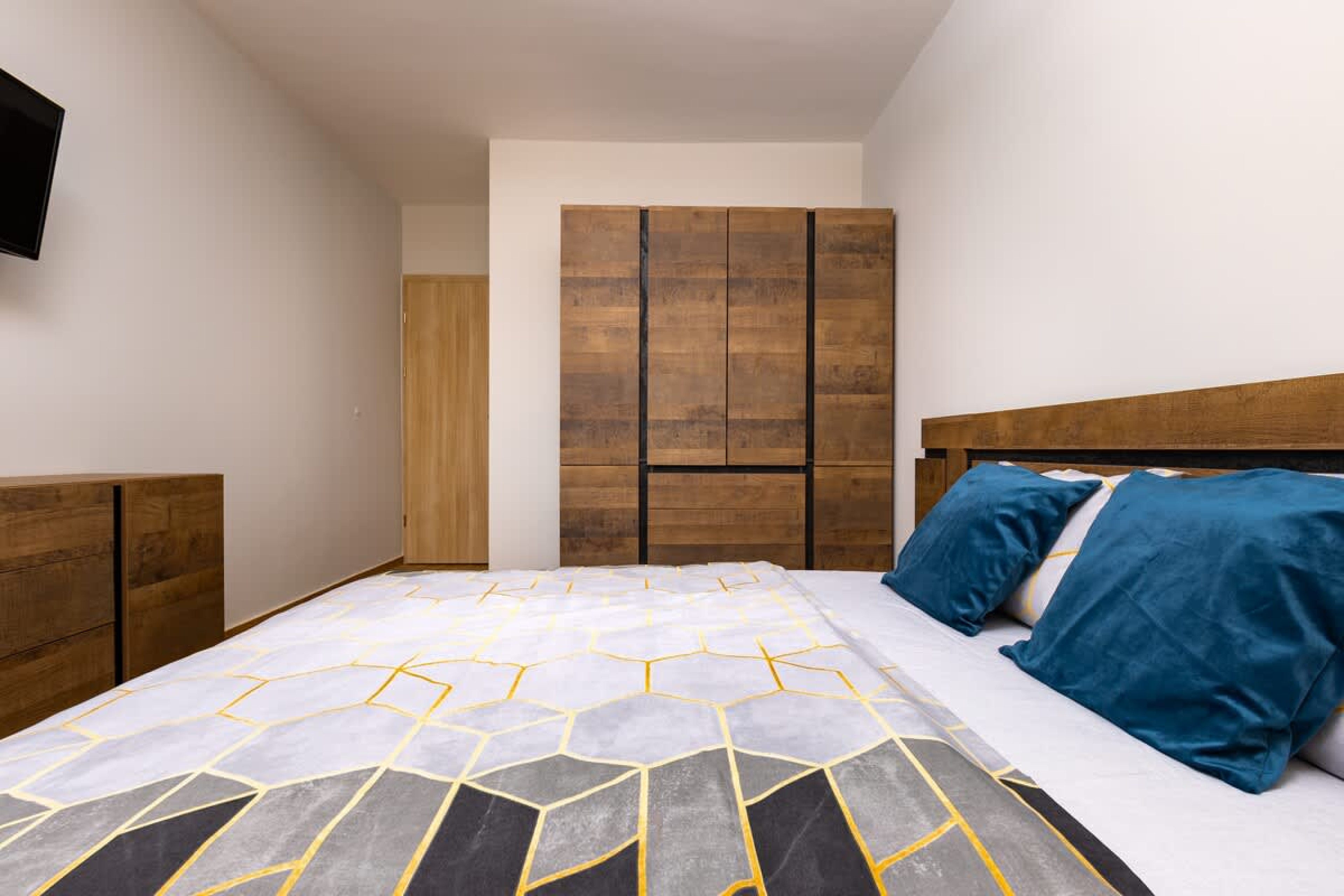 Bright and Cozy Apartment Next to a City Park - Photo 19