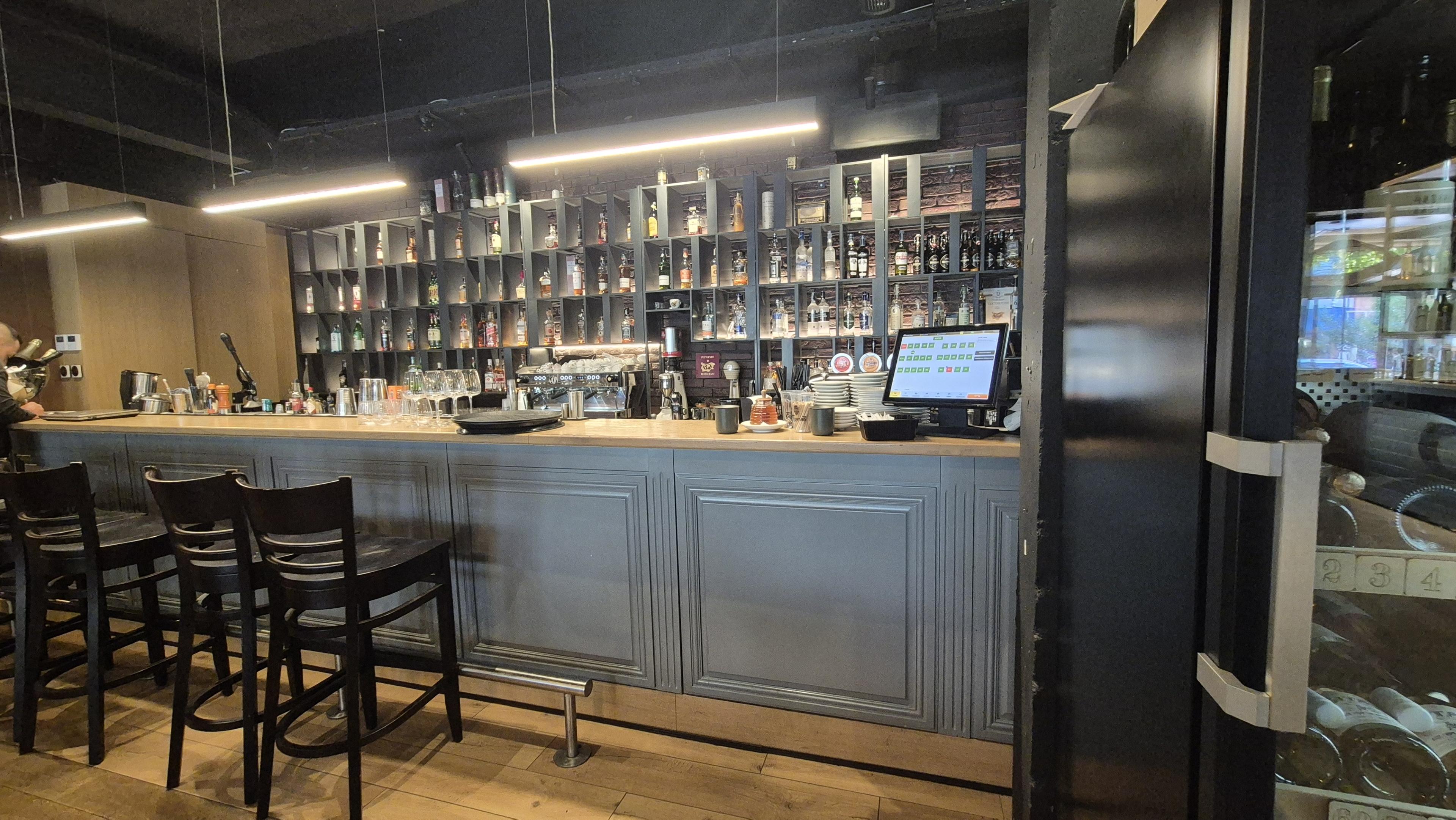 Bar / counter