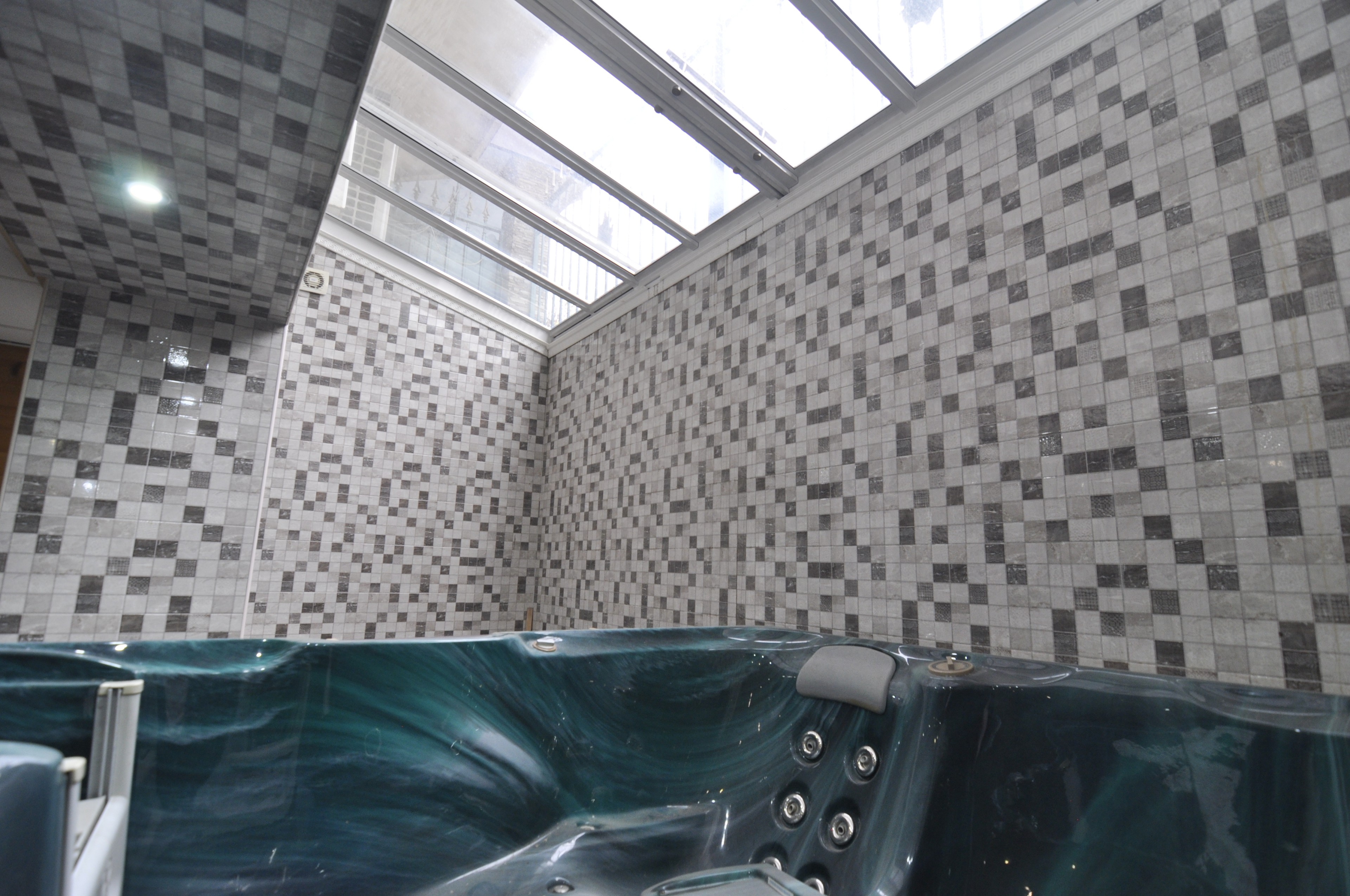 Scoutaround White Logo