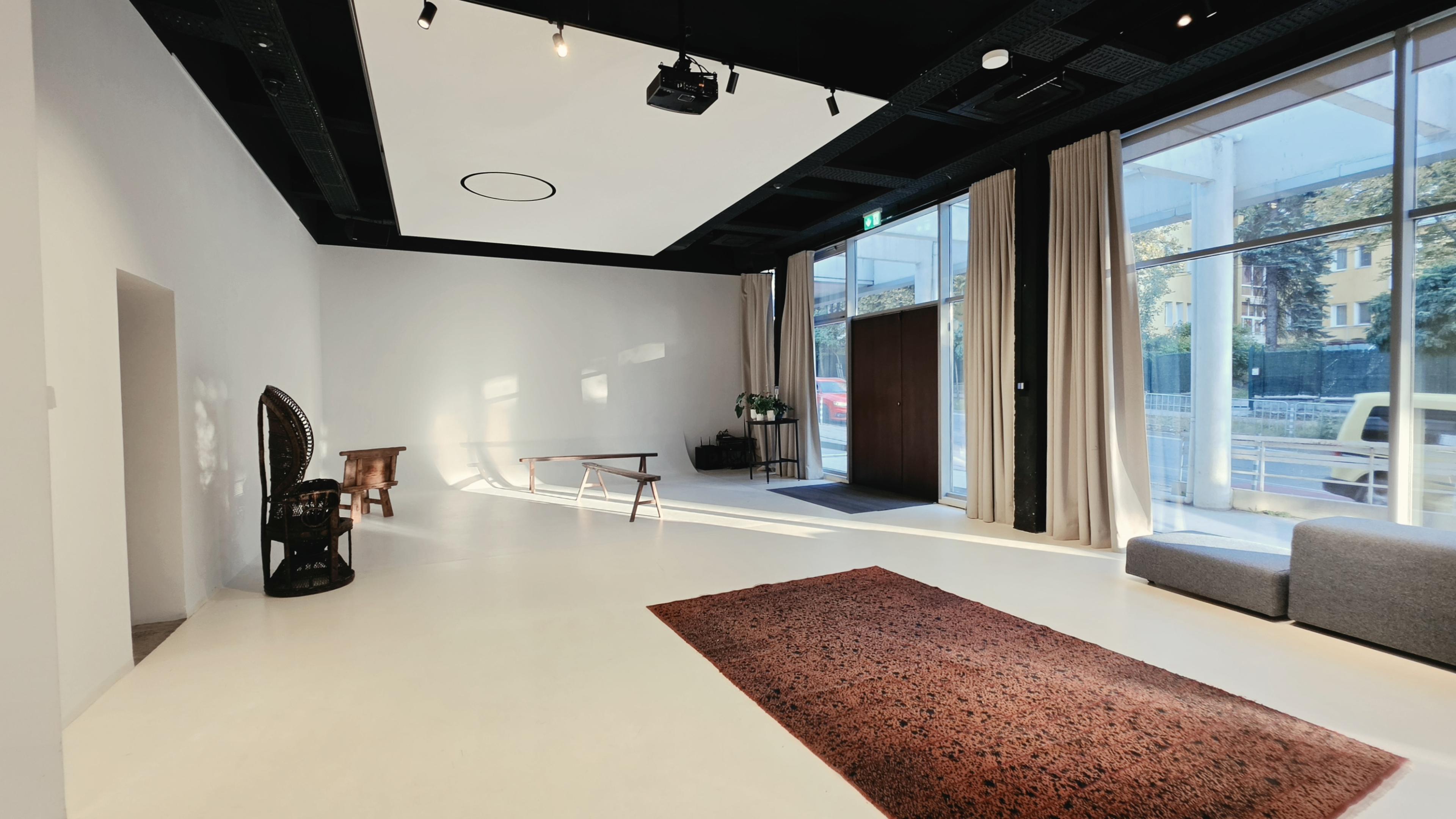 Working floor / lighting space