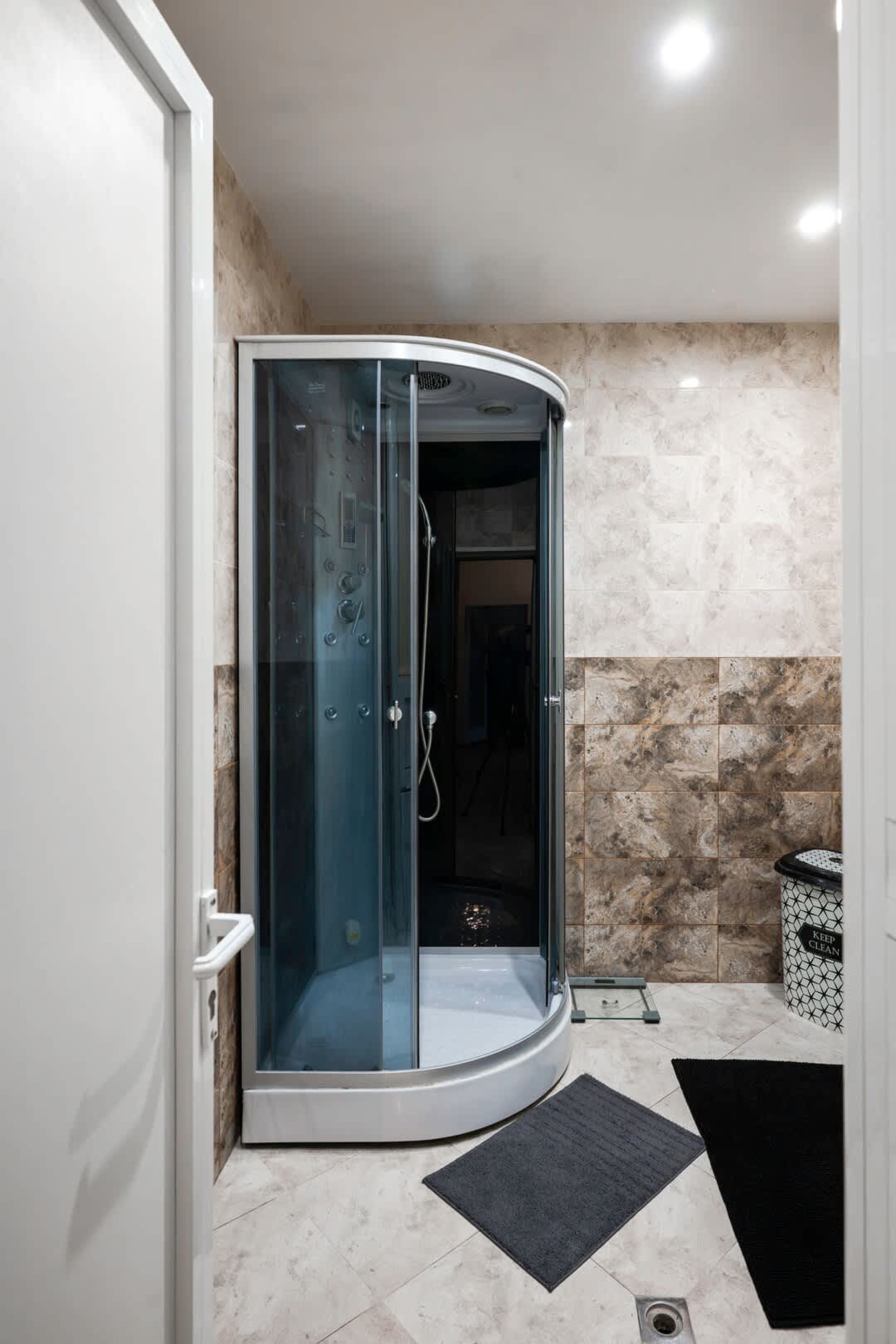 The Cosmopolitan Shine 1-BDR Pet-Friendly Flat - Photo 17