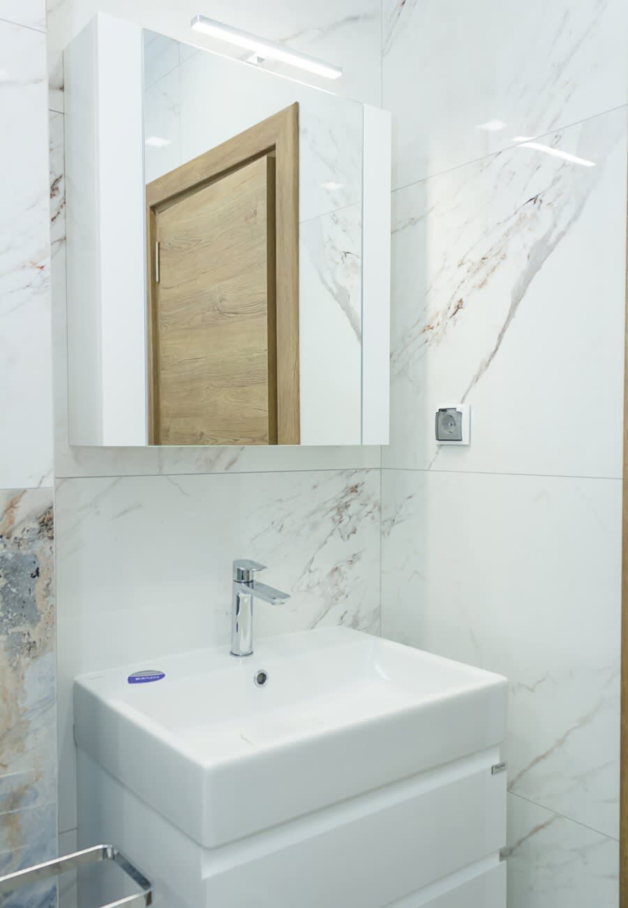 Scoutaround White Logo