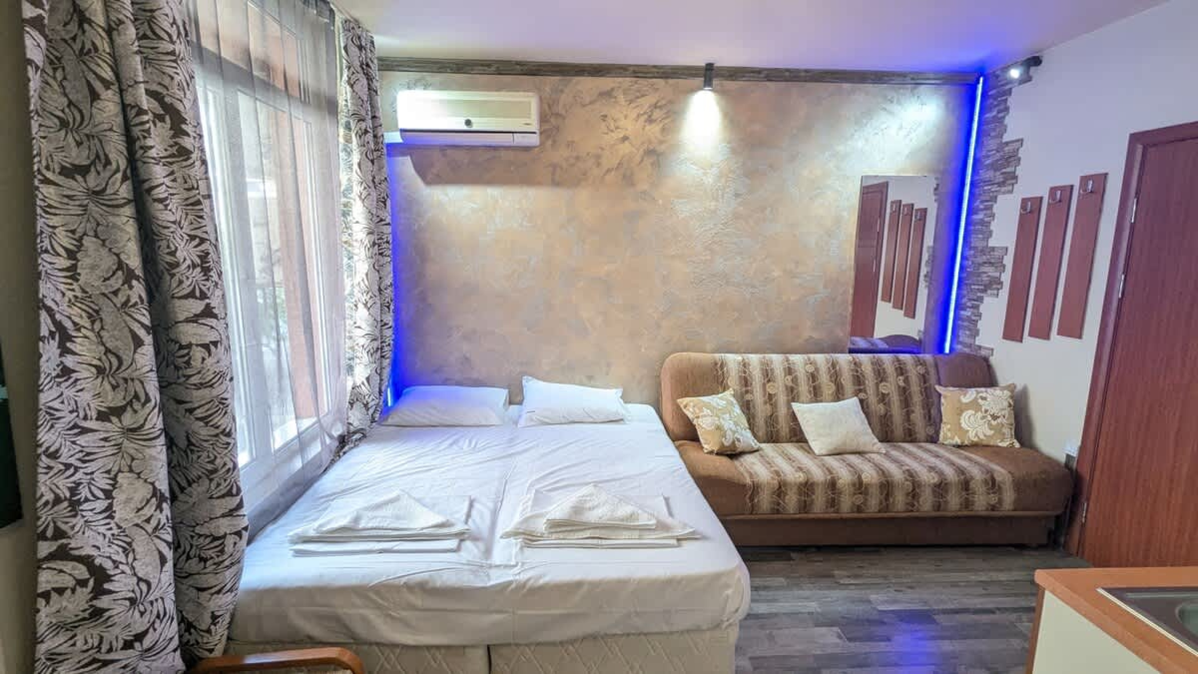 Scoutaround White Logo