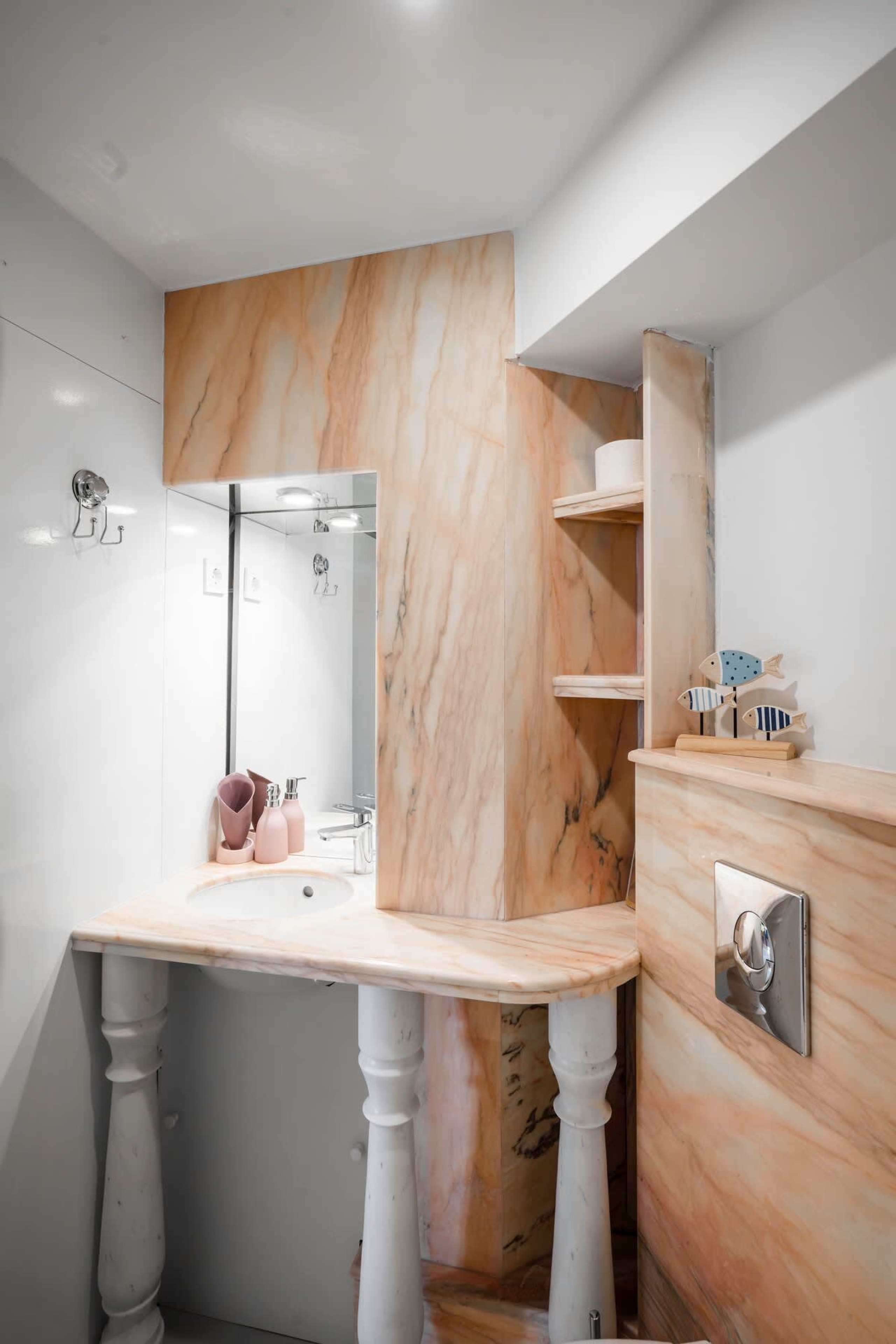 Scoutaround White Logo