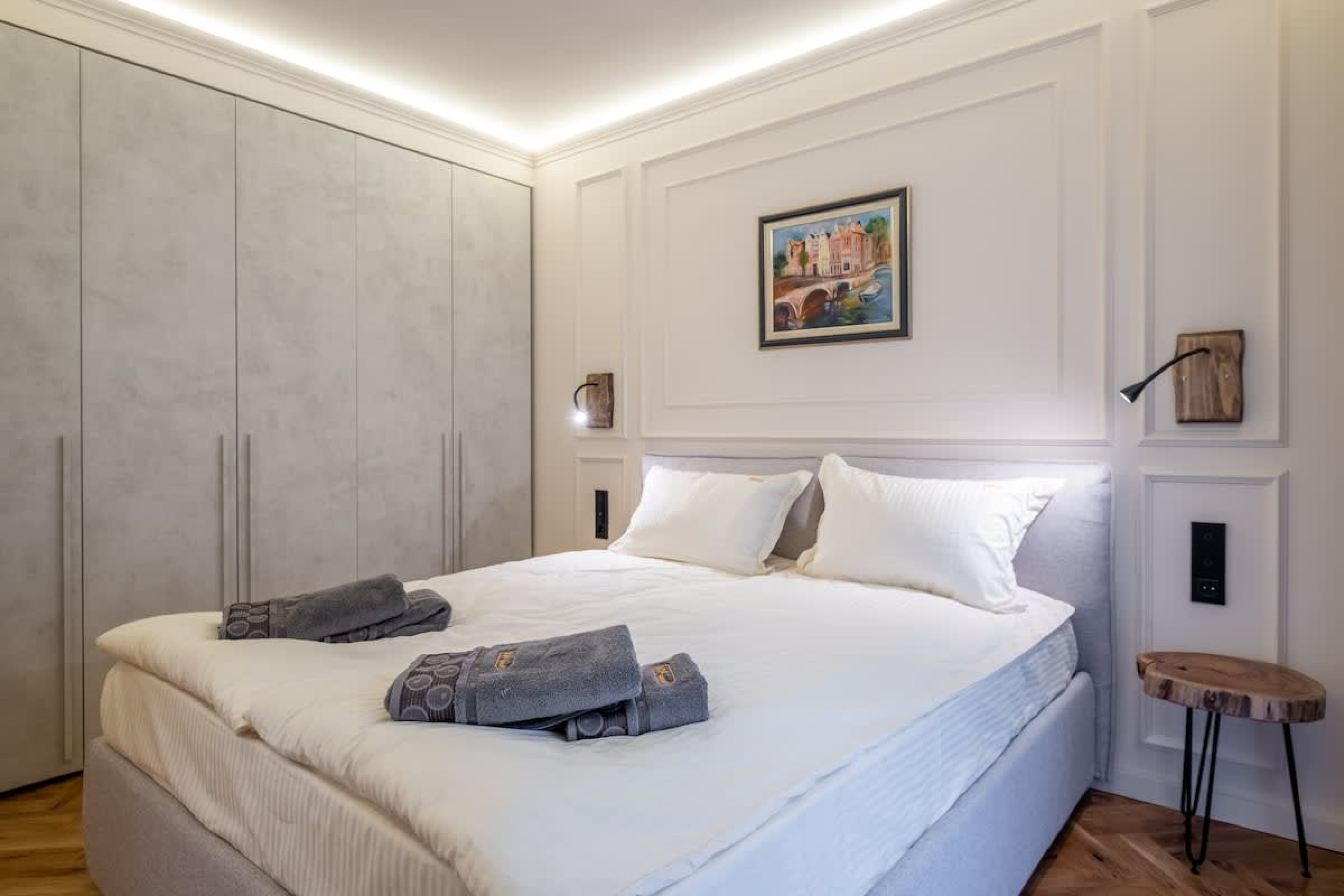 Scoutaround White Logo