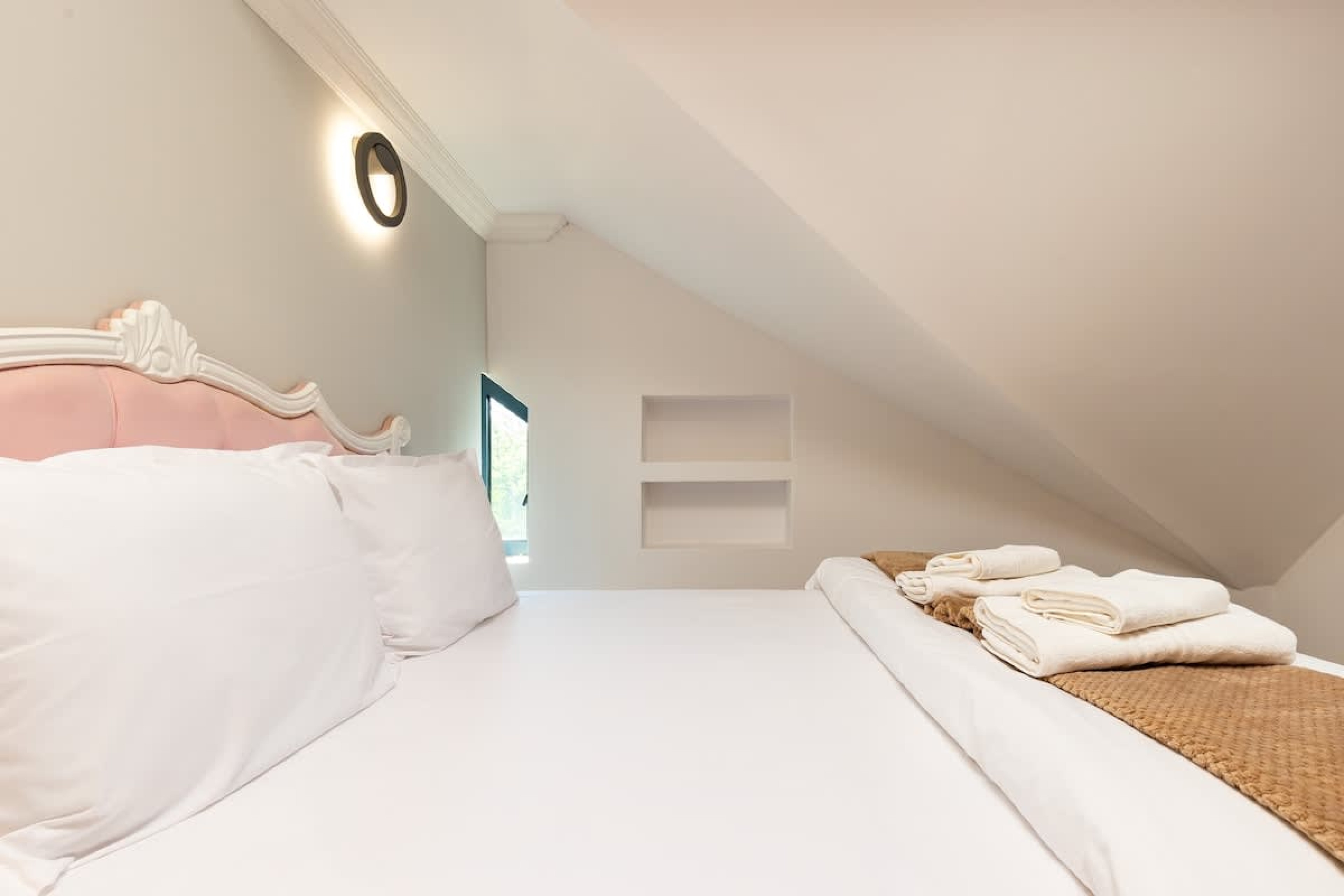 Scoutaround White Logo