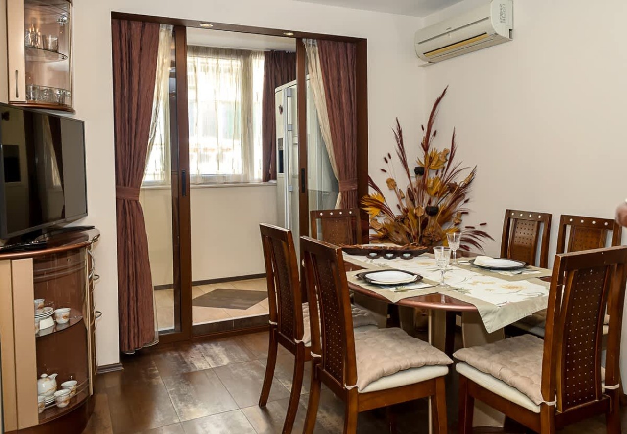 Bright &amp; Spacious 2-Bedroom Flat in Central Varna - Photo 3