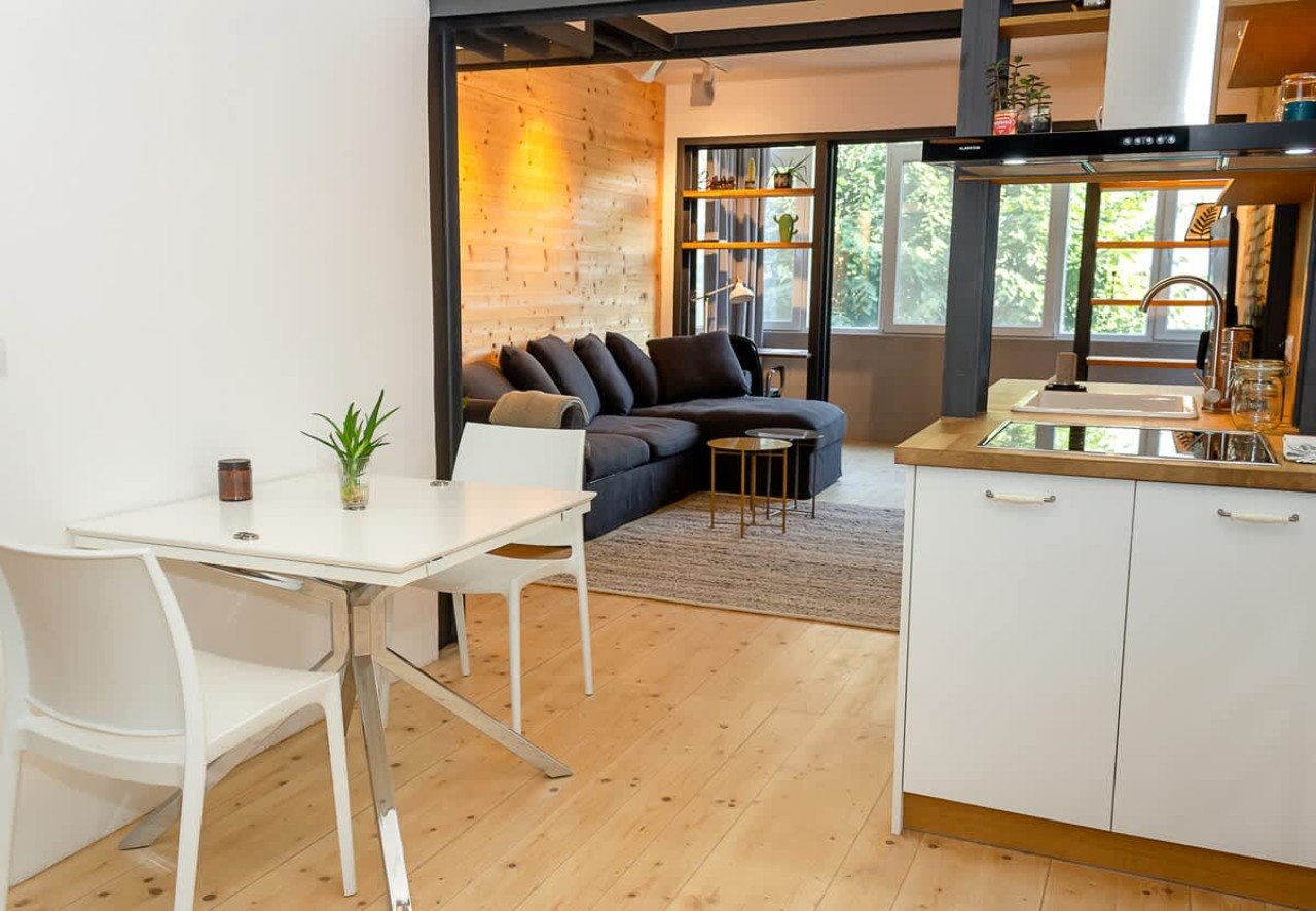 Bright &amp; Spacious Apartment with a Charming Balcon - Photo 2