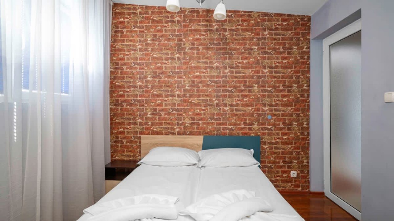 Central Cozy 1BD Compact Chic Living - Photo 2