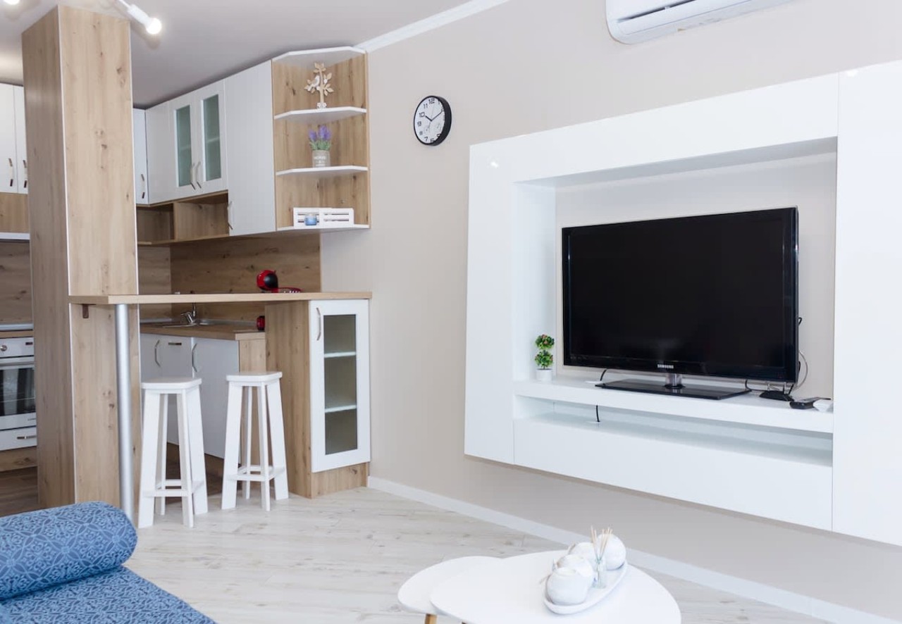 Sunny Blue  One-Bedroom Flat with Balcony - Photo 2