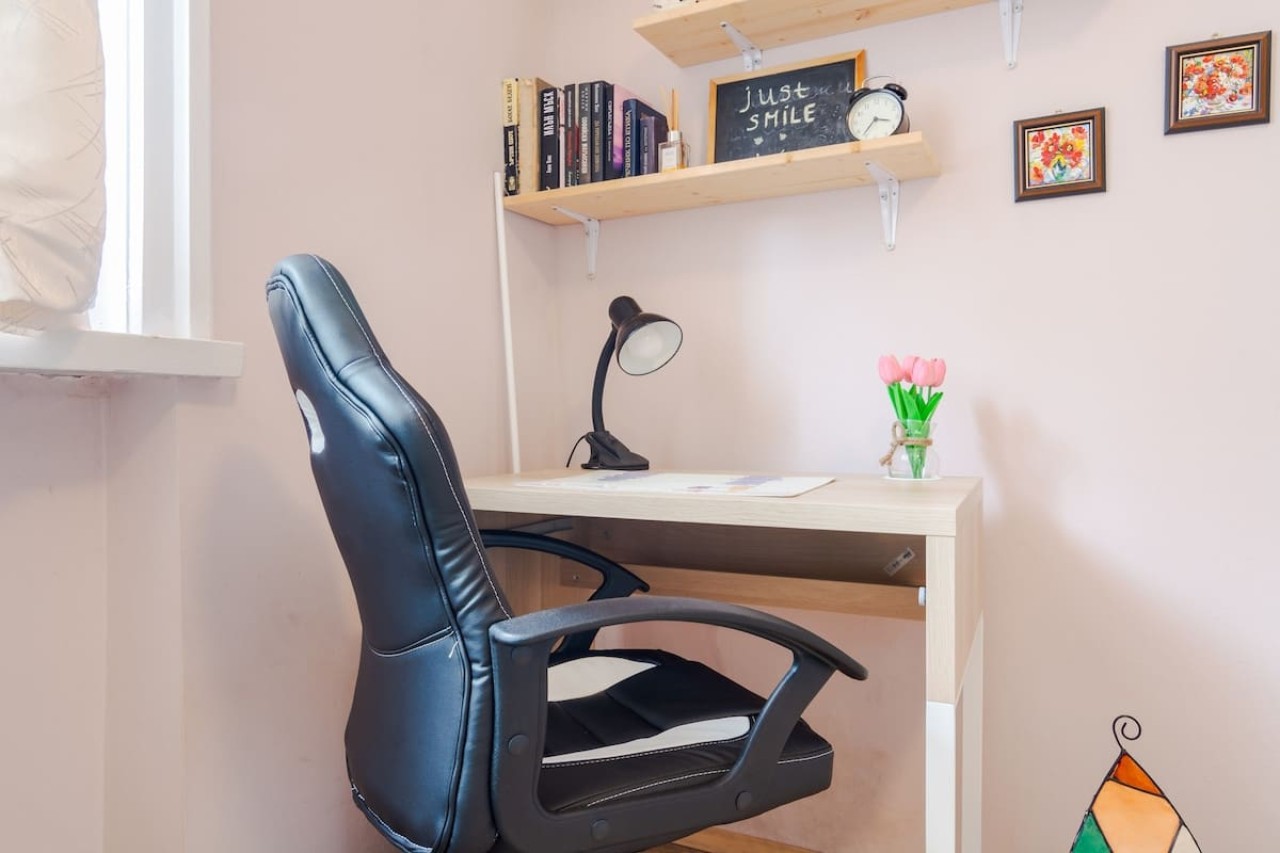 The Top Spot - Cute Little Studio in the Center - Photo 2