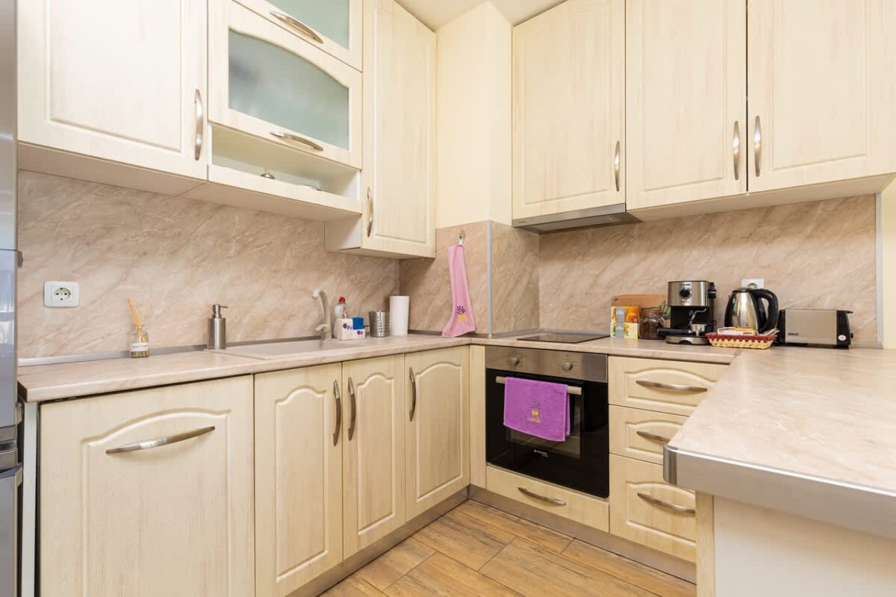 Stylish 2BD Apartment with a Nice Cozy Terrace - Photo 3