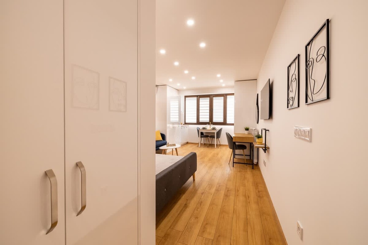 Scoutaround White Logo