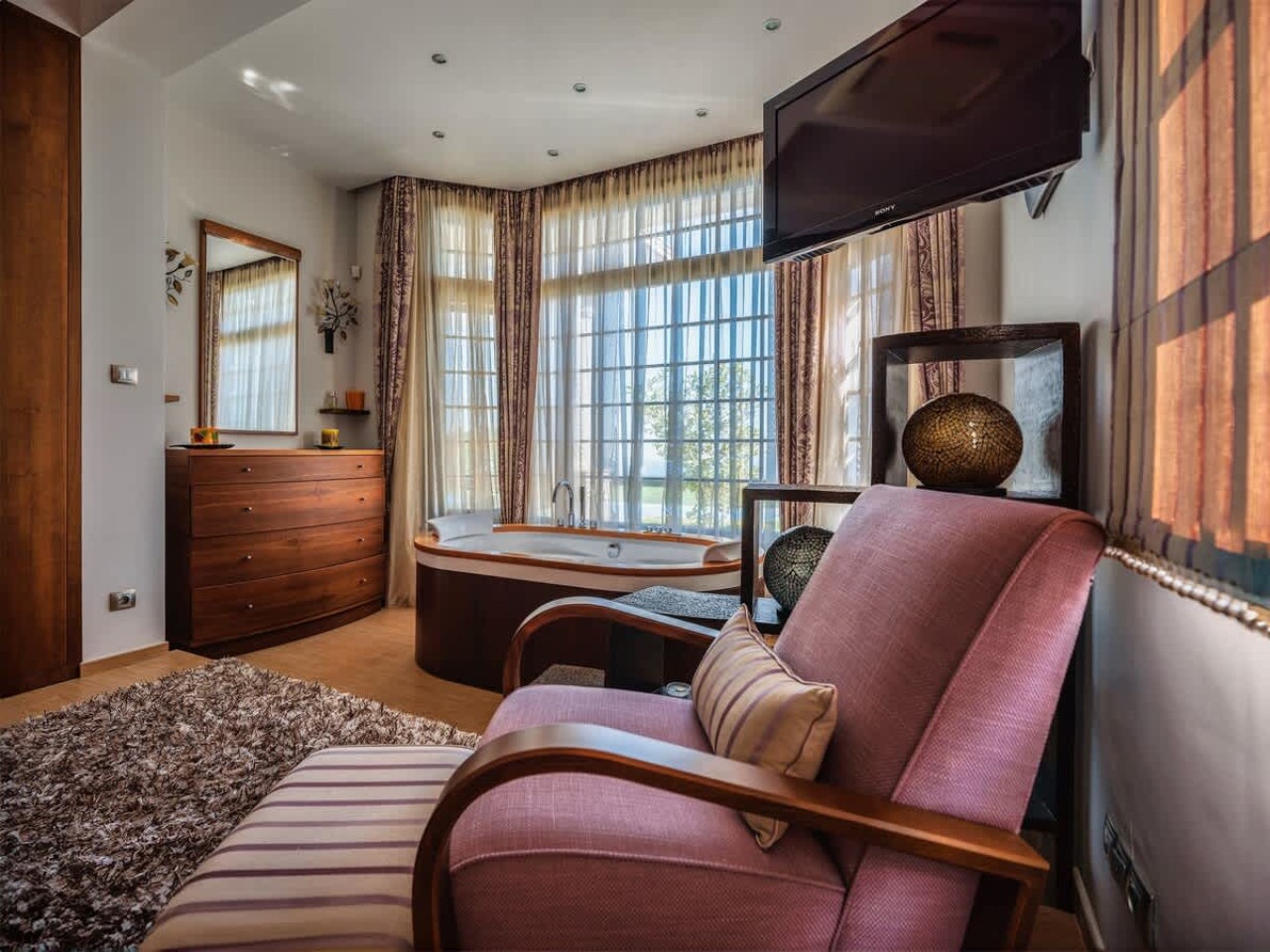 Scoutaround White Logo