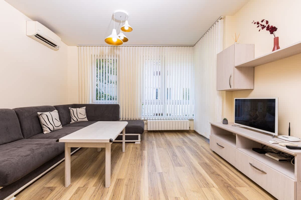 Stylish 2BD Apartment with a Nice Cozy Terrace - Photo 2