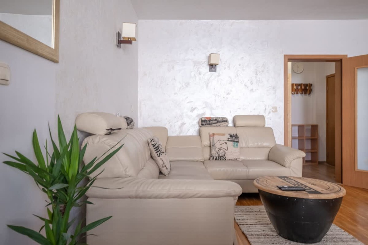 Spacious 1 bedroom apartment in a lively center - Photo 2