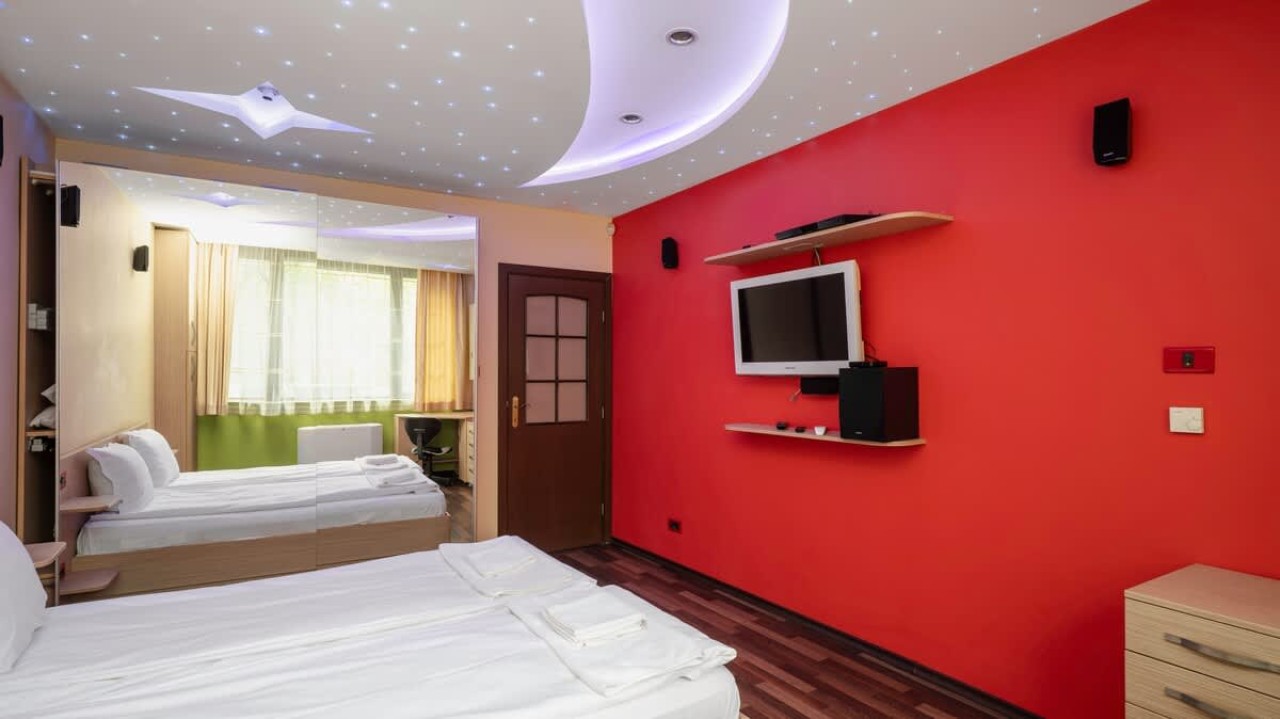 Scoutaround White Logo