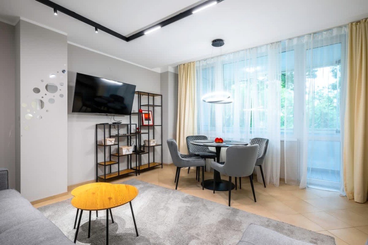 Silver Gem  1BD with desk and balcony - Photo 2