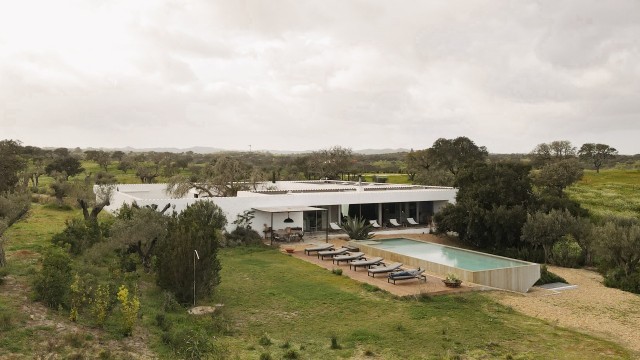 Casa da Volta — Contemporary Walled Villa with Courtyards & Exceptional Natural Light