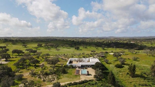 Casa da Volta — Contemporary Walled Villa with Courtyards & Exceptional Natural Light