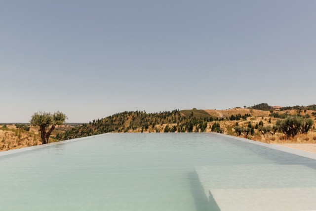 Casa da Volta — Contemporary Walled Villa with Courtyards & Exceptional Natural Light