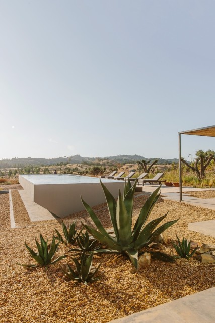 Casa da Volta — Contemporary Walled Villa with Courtyards & Exceptional Natural Light